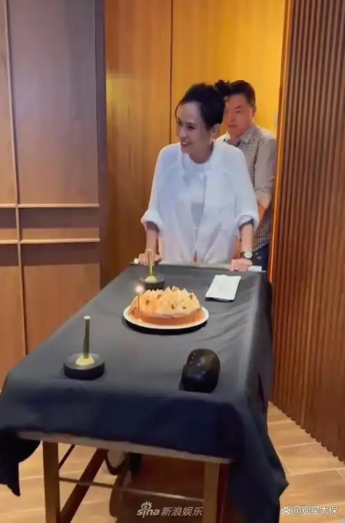 周润发庆祝68岁生日与老搭档袁咏仪方中信重聚身材不输年轻人