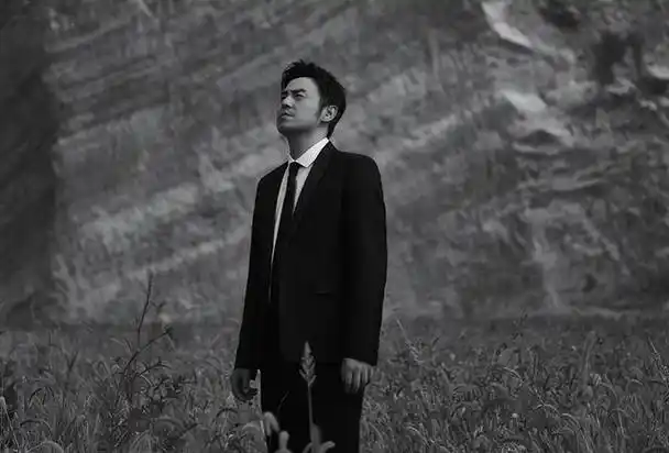 雷佳音携妻女逛超市,大裤衩搭配拖鞋很素人,59cm大头超惹眼