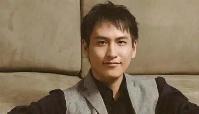 原创汤氏公子汤珈铖:含金汤匙出生,手握380亿成富豪,成功并非偶然