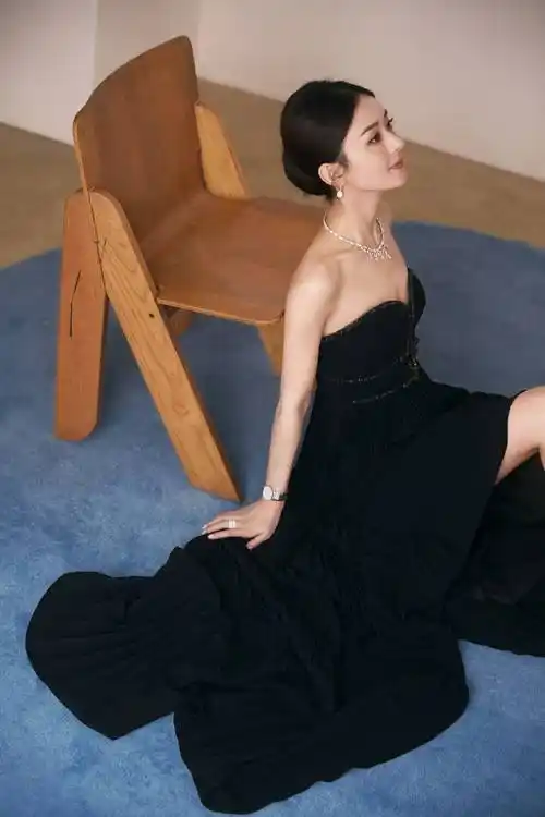 赵丽颖黑色抹胸连衣裙性感时尚写真_看法