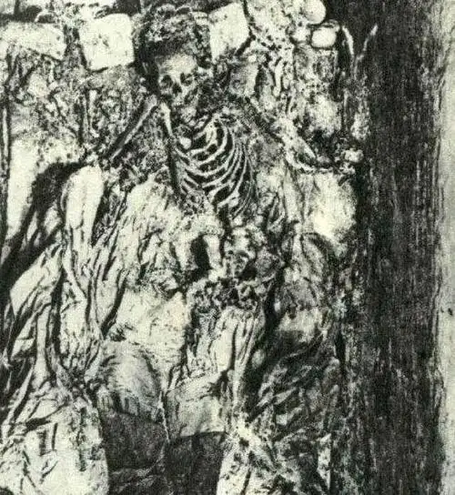 原来万历的尸骨中,两条腿不一样长,一条腿甚至很可怕的蜷曲着,让人