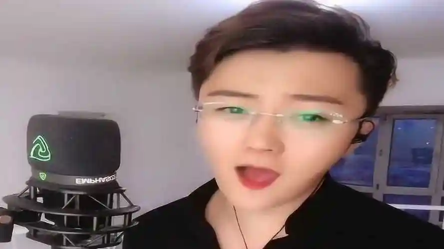 帅小伙反串花桥流水男声女声都能唱太好听了