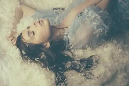 床垫睡觉睡美人.可爱的女孩放松羽毛床枕头和床垫.