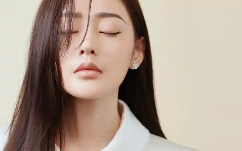 张天爱优雅干练写真桌面壁纸