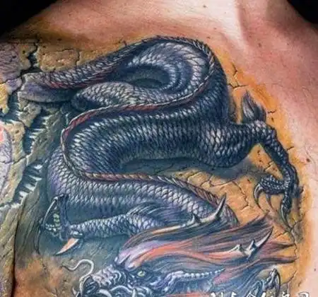 胸前的神龙纹身图案