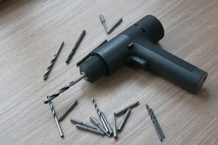 这款小猴12v无刷电钻总共配备的钻头一共有18枚,与那些专业维修师傅的