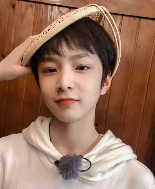 狼崽刘耀文图集,儿童期好可爱