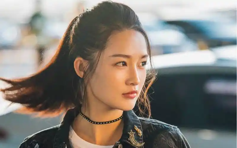 李沁在新剧中饰演的女特工被说远不如唐嫣网友她比唐嫣漂亮