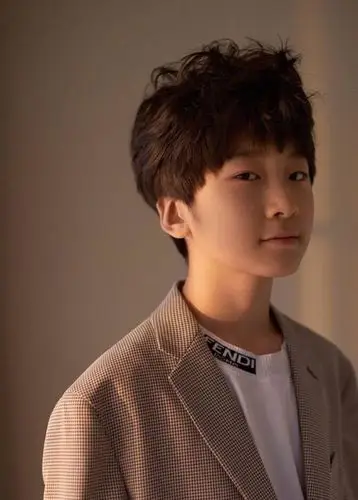 13岁天天长成帅小伙继承老爸张亮的身高鞋子暴露富二代身份