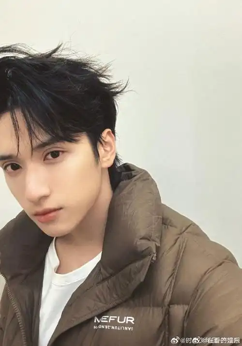 严浩翔晒录歌自拍照##严浩翔录歌了