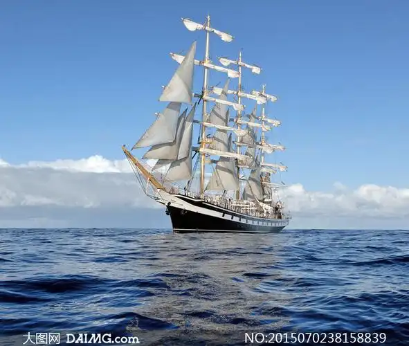 蓝天白云与海上航行的帆船高清图片