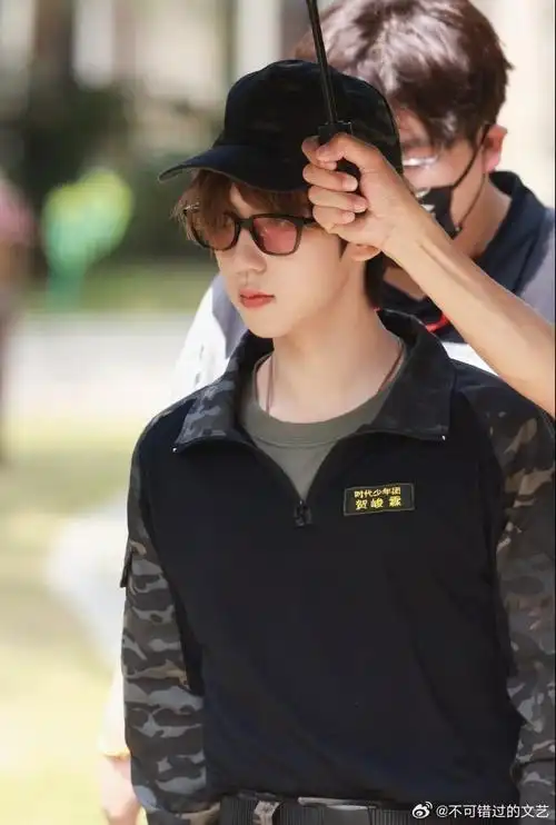 贺峻霖戴墨镜有西装暴徒那味