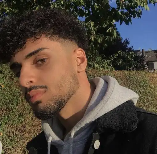 jad居住在德国的边境小城亚琛(aachen),属于中欧,但是他的血统却有二