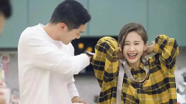 吴子棋合体,王子文坐在吴永恩肩上自拍,原来上面的空气也是甜的