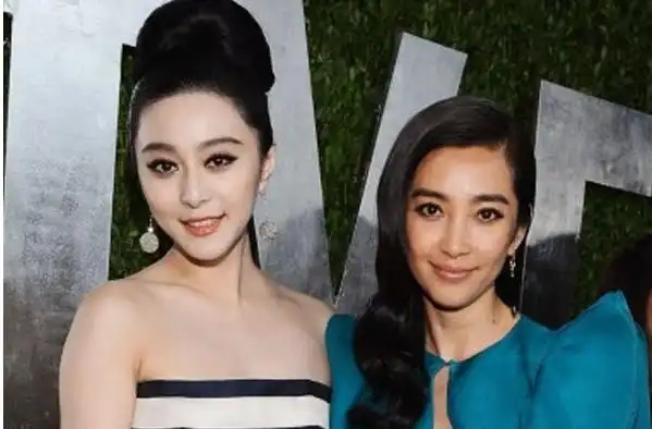 和"白皮星人"范冰冰坐在一起,景甜也没有因为肤色被她比下去哦.