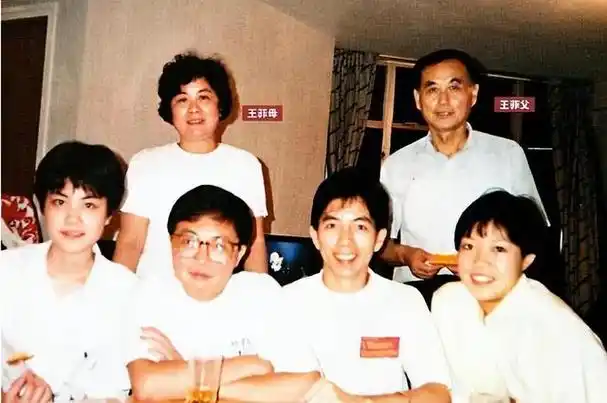 王菲离异单身,哥哥56岁仍未婚,原生家庭的伤害太大了!