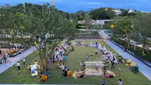 内除了巨大的步入式草坪,还规划了如酷玩坡地,街头篮球场,阶梯剧场