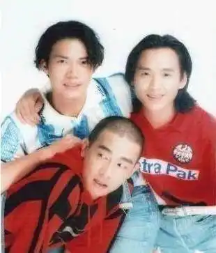 原创陈小春即使现在幸福美满但3000元卖掉的弟弟仍是最大的遗憾