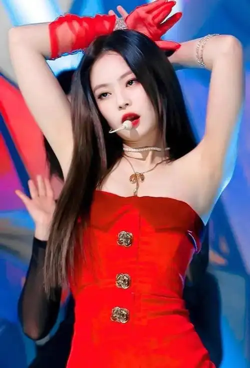jennie红衣看秀被骂复古氛围没人买账不及红裙扮相惊艳