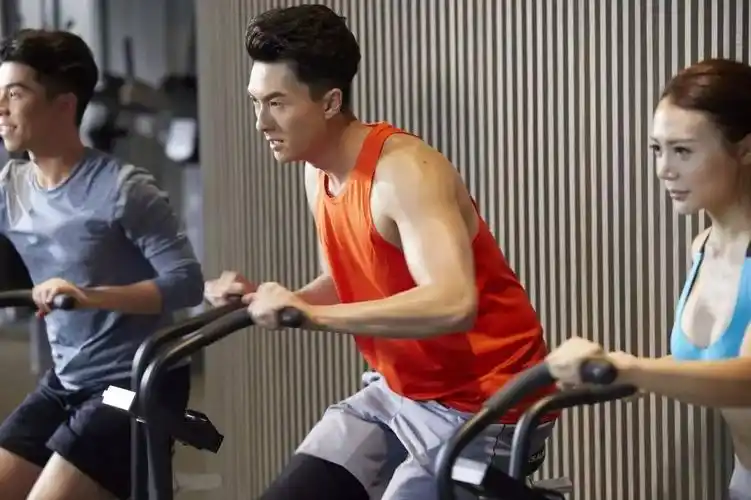 《踩过界》的表现加上帅气的外表和傲人身材王浩信累