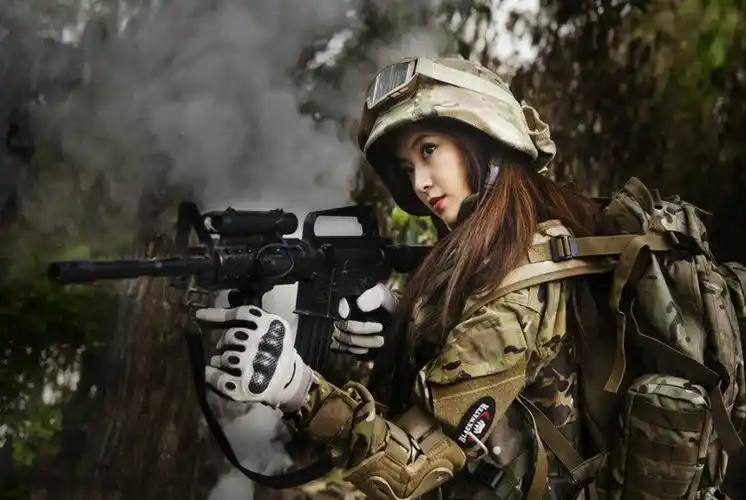 摄影:军中绿花,女孩子穿上军装拿上枪,就那么美