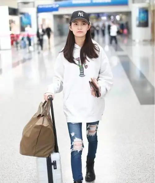 "日月谭"的破洞牛仔裤搭配白色卫衣,陈钰琪秒变靓女!