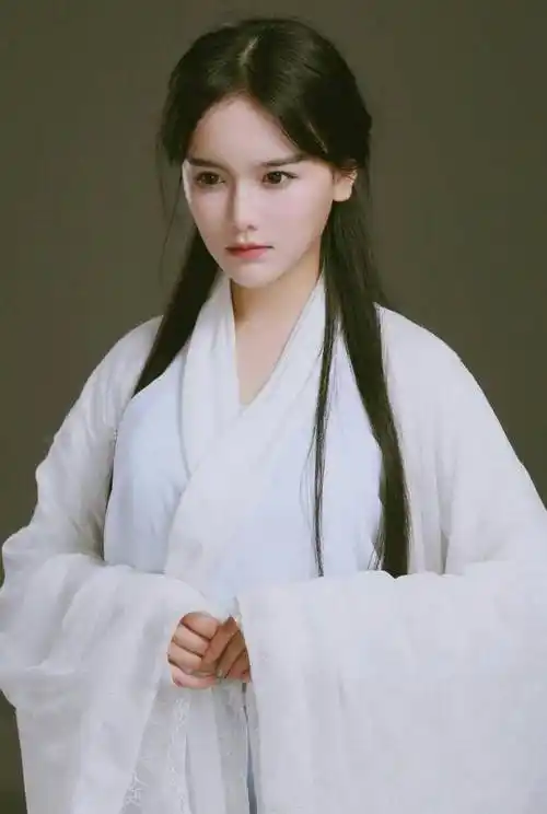 娱乐圈的"照骗"真多,自拍时倾国倾城,被路人拍时