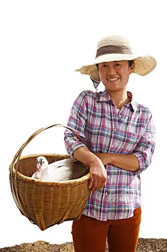 农民拿着一个篮子