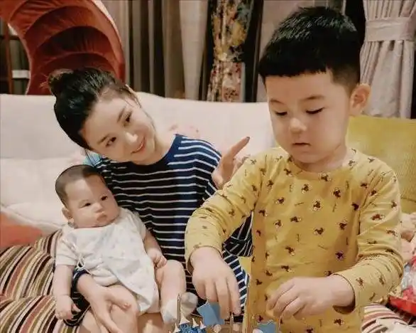 李小萌晒二胎儿子百天照,俩娃都随爸爸,网友:王雷的基因真强大