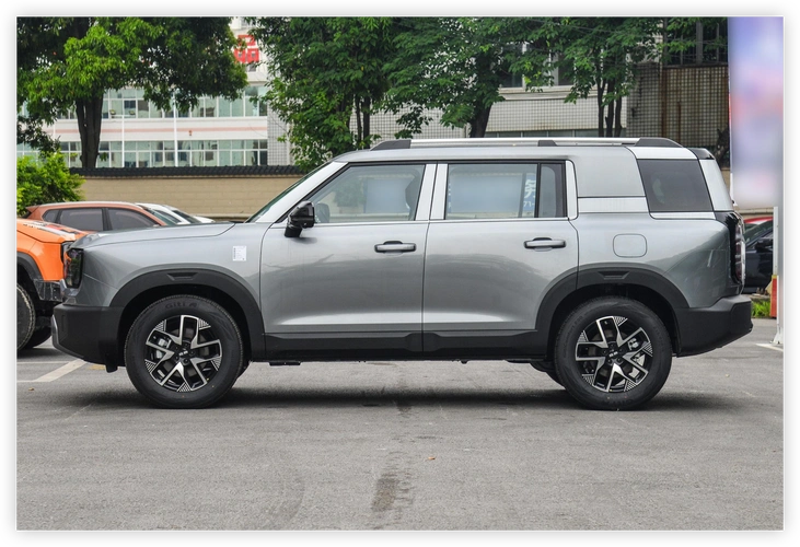 轴距超过2.8米,扭矩超300n·m,硬派suv北汽bj30起售价9.99万