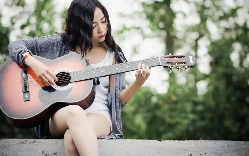 唯美意境吉他女孩