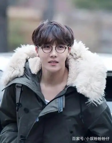 防弹少年团:郑号锡hope戴眼镜太惊艳!请让锡锡戴眼镜造型半永久