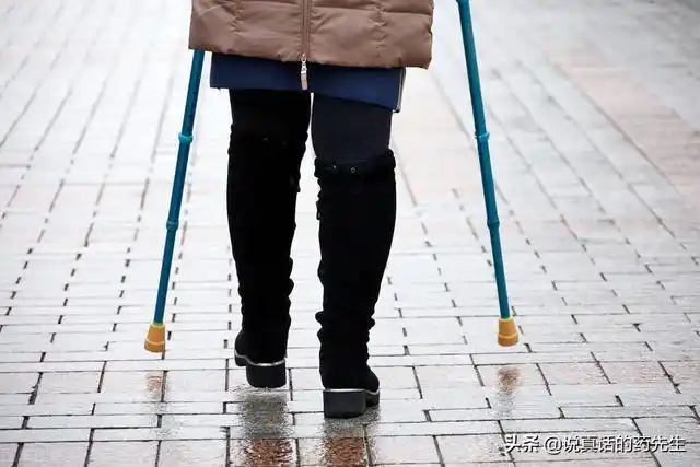 走路腿疼,一瘸一拐的是不是"脑梗"前兆?