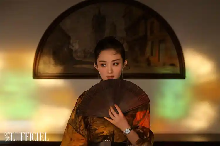 赵丽颖国风大片释出,持折扇漫步氛围感拉满,自称天赋与努力并存