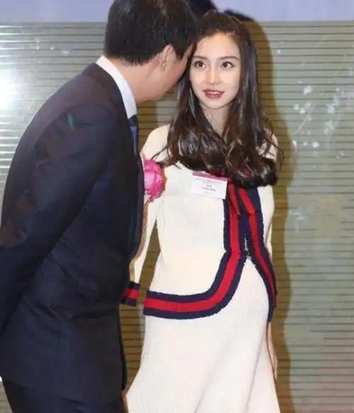 杨颖怀孕旧照被曝光,肚大圆润坐下都吃力,假孕谣言不攻自破