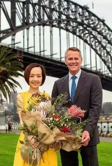 鲁豫或许是因为美国丈夫的粗暴,想起了初恋朱雷的温柔,鲁豫再次和朱雷