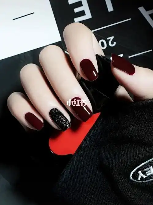 超级显手白的红色系跳色美甲安排