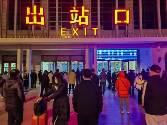 取消核酸查验,购票限制后,周末北京站出站口热闹起来