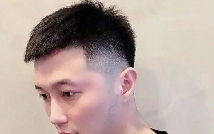 男生两边剃光中间留长的发型这3款很帅气不要剪错了