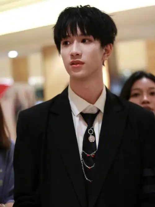 敖子逸的西装造型真的也太帅啦