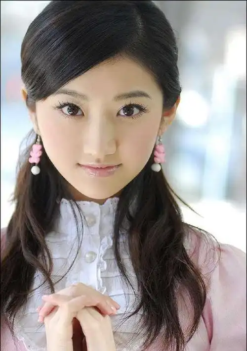 今天看到了一组景甜学生时期的照片