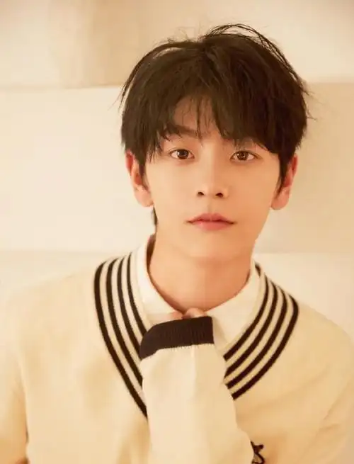 创造营2020最帅女生刘梦黄色头发搭配蓝色短袖满满少年感