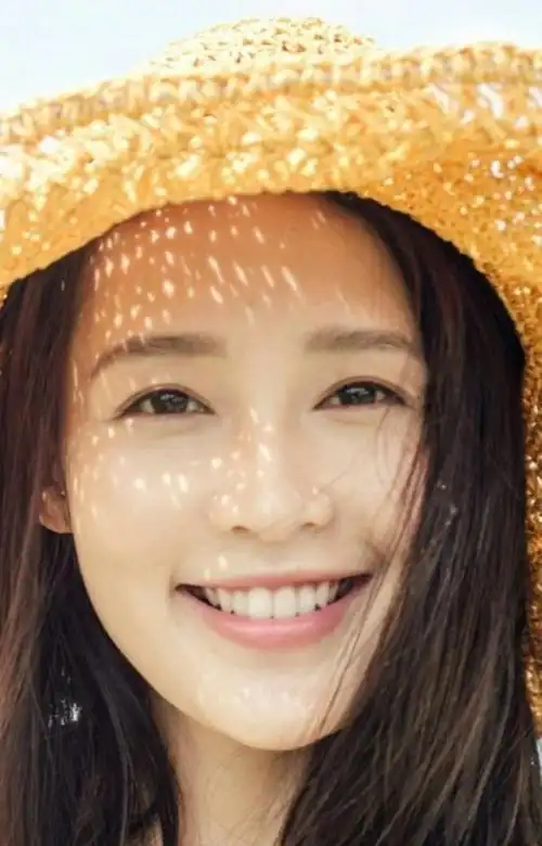 你笑起来是不是也是这样的眼睛呢?你更喜欢哪一位女明星的月牙眼?