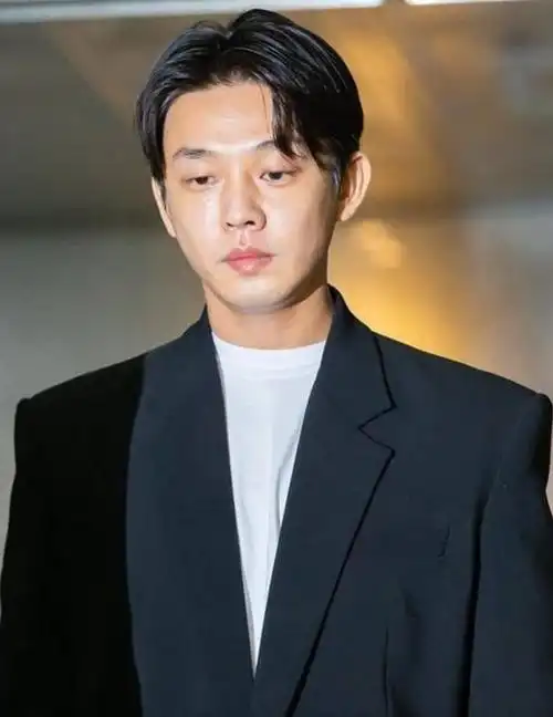 刘亚仁出席第五次公审身着黑色西装帅气有型