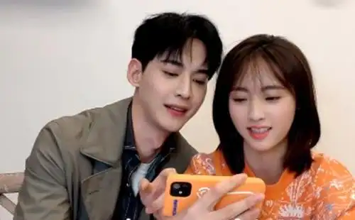 唐晓天恋情曝光,深夜与美女举止亲密,猜测是其经纪人