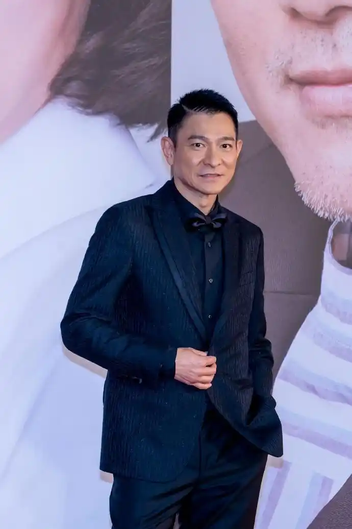 菲拉格慕名人星光#刘德华身着#菲拉格慕2019早秋系列#黑色西装礼服