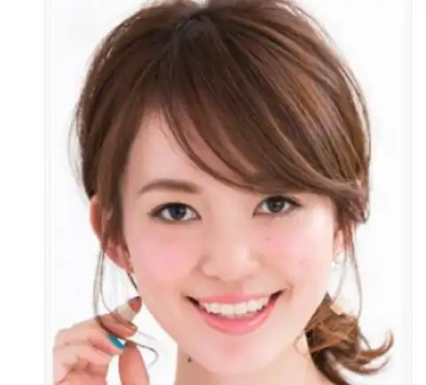 偏分式的长刘海马尾发型扎法