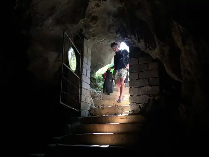 探洞潜水你敢吗?我不敢