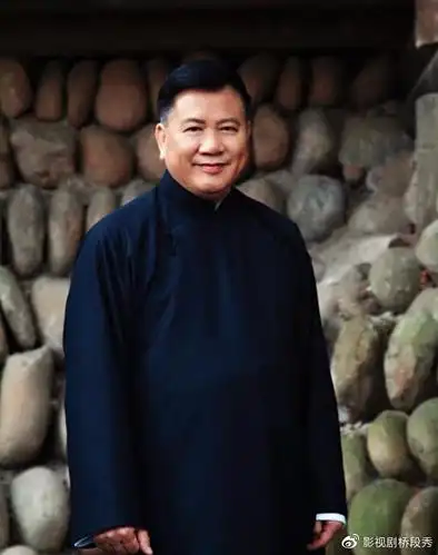 63岁万梓良久违露面精神抖擞面露慈祥开跑商演已没大哥气势