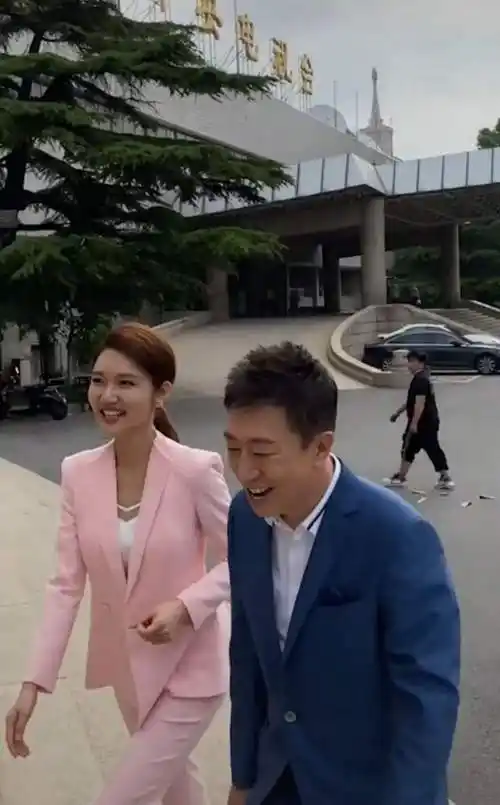 陈伟鸿晒央视拍摄花絮调侃与龙洋衣服般配与朱莉育有一子一女